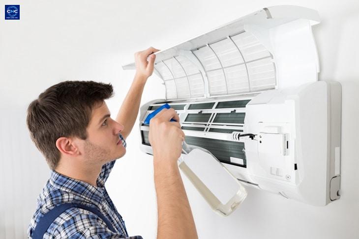 Hướng dẫn vệ sinh điều hòa chi tiết cho người mới 4 Vệ sinh các bộ phận bên trong điều hòa