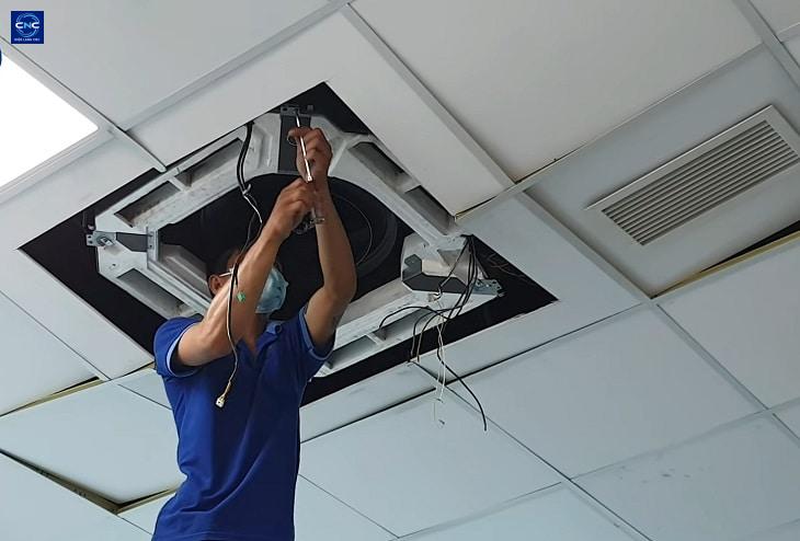 Vệ sinh máy lạnh âm trần uy tín ở đâu Hà Nội? 1 vệ sinh máy lạnh âm trần