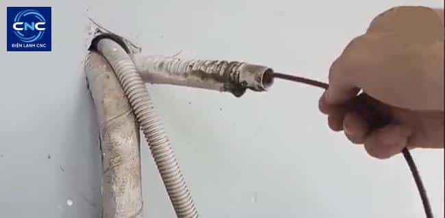 Điều hoà bị nhỏ nước phải làm gì? Cách khắc phục điều hòa bị nhỏ nước 1 ống thoát nước điều hòa bị tắc