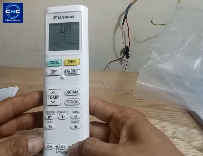 Bảng mã lỗi điều hòa Daikin - Khắc phục hiệu quả 1 kiểm tra lỗi điều hòa bằng điều khiển